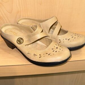 Easy Street Women's Tan Mary Jane Shoes